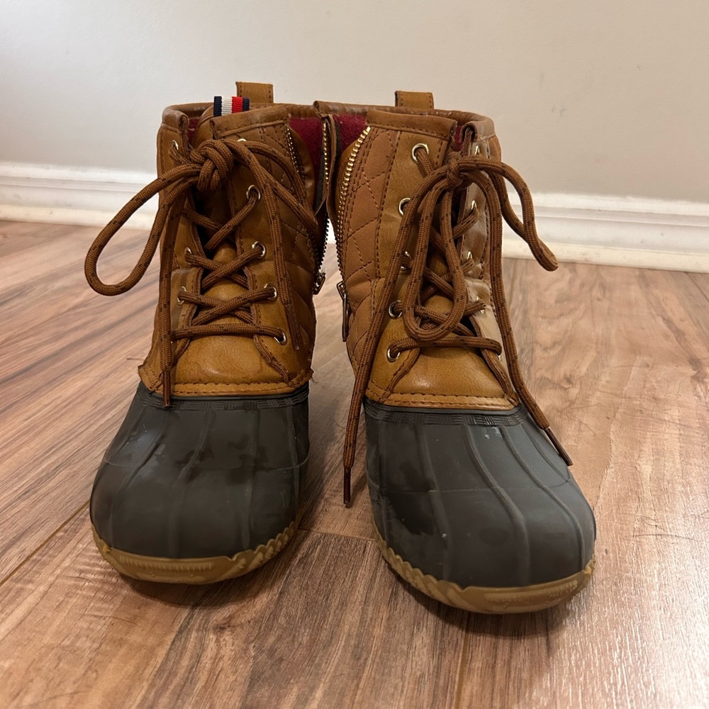Tommy Hilfiger rubber toe fleece lined boots